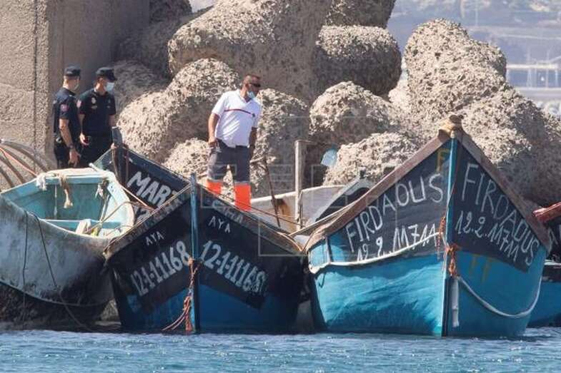 Imagen de archivo de pateras en el muelle de Arguineguín (Foto EFE / Quique Curbelo)